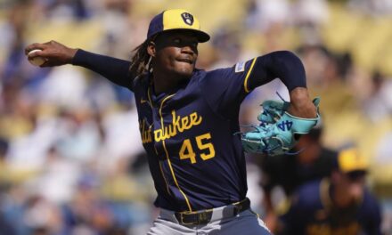 Brewers superan 6-5 a Dodgers para su 10ma victoria consecutiva y barren la serie de temporada