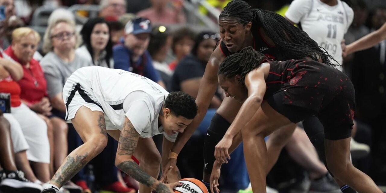 Kelsey Mitchell anota 21 puntos y Fever vence a Aces 80-70 sin Caitlin Clark