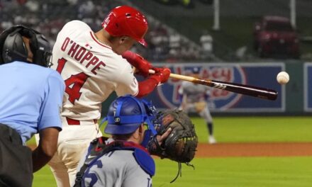 Ohtani lanza hasta la quinta entrada y conecta un triple, pero O’Hoppe impulsa a los Angels a superar a los Dodgers