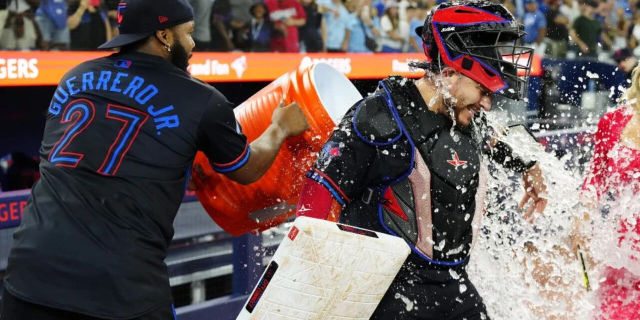 Alejandro Kirk encabeza remontada de Azulejos con jonrón y sencillo decisivo para vencer a Rangers