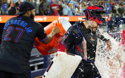 Alejandro Kirk encabeza remontada de Azulejos con jonrón y sencillo decisivo para vencer a Rangers