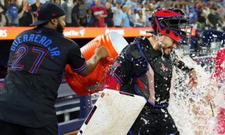 Alejandro Kirk encabeza remontada de Azulejos con jonrón y sencillo decisivo para vencer a Rangers