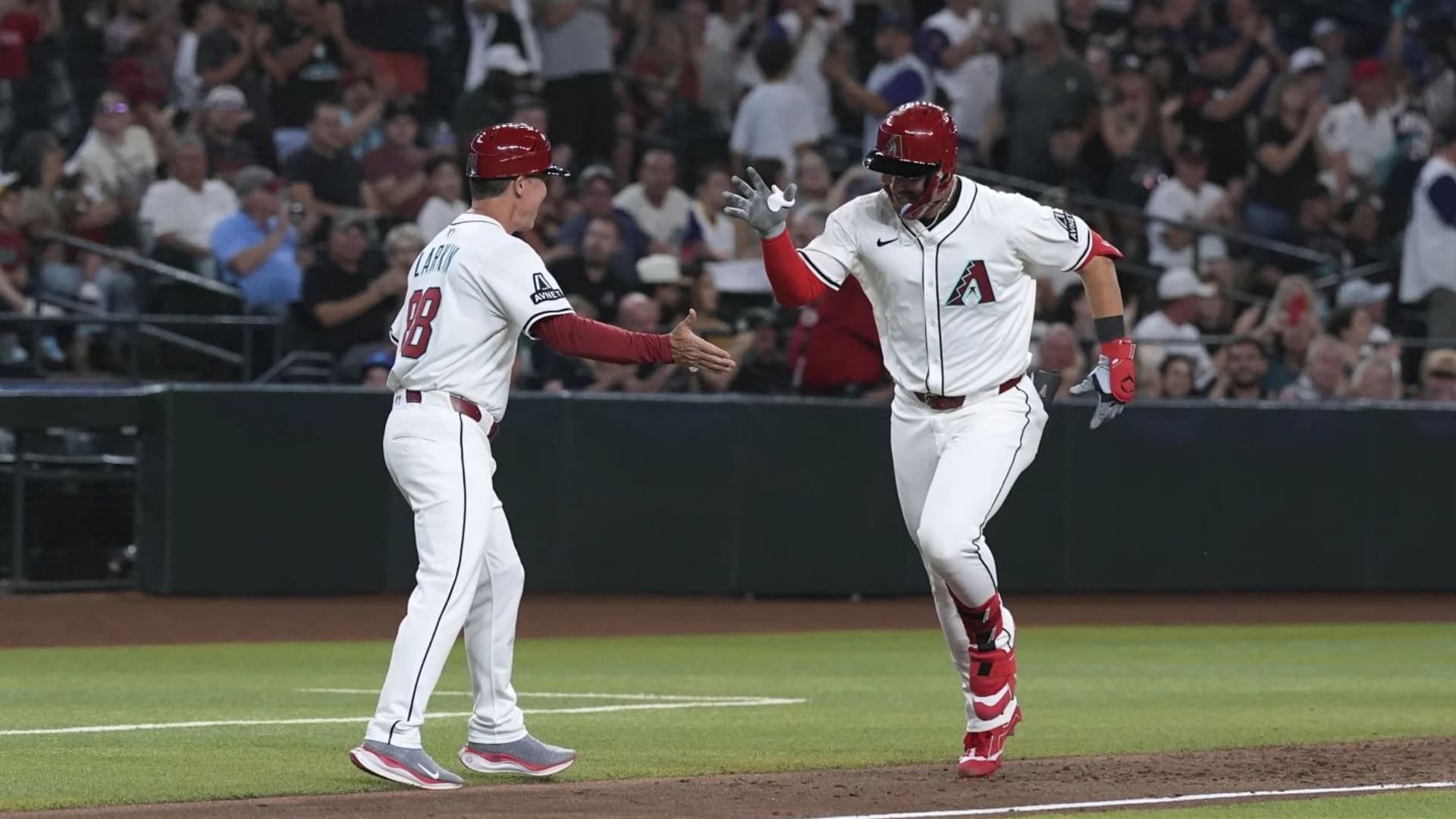 Carroll y Gurriel impulsan dos carreras cada uno, Dbacks vencen 5-2 a Padres