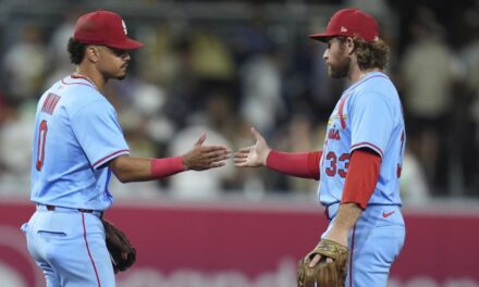 Masyn Winn desempata el juego y los Cardinales remontan para vencer 8-5 a los Padres