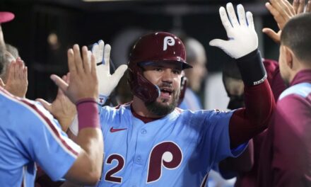 Schwarber conecta cuatro HR y logra récord en paliza de Filis 19-4 ante Bravos