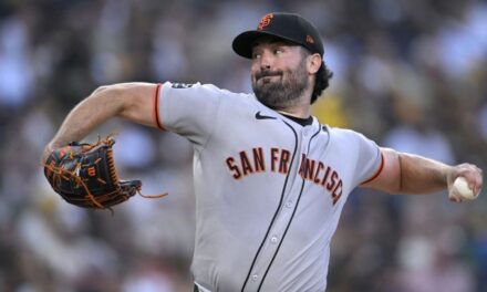 Ramos, Devers y Flores pegan jonrones para respaldar a Ray y los Giants vencen a los Padres 4-3