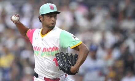 Darvish y el bullpen brillan para que Padres superen 2-1 a Dodgers y los alcancen en el Oeste