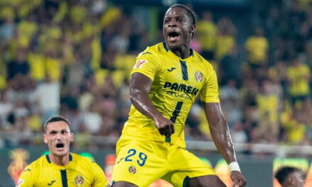 Villarreal homenajea a Santi Cazorla, pero lo derrota en el debut del Oviedo