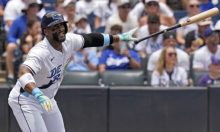 Yandy Díaz conecta dos jonrones contra Blake Snell y Rays vencen 3-0 a Dodgers