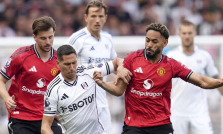 Man United sigue sin ganar en la Liga Premier tras empate en Fulham, Grealish inspira al Everton