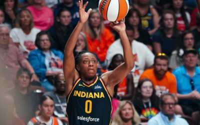 Kelsey Mitchell anota 38 puntos, Fever remonta un déficit de 21 puntos y vence a Sun 99-93 en tiempo extra