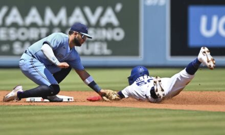 Toronto vence a los Dodgers 5-4 para evitar la barrida