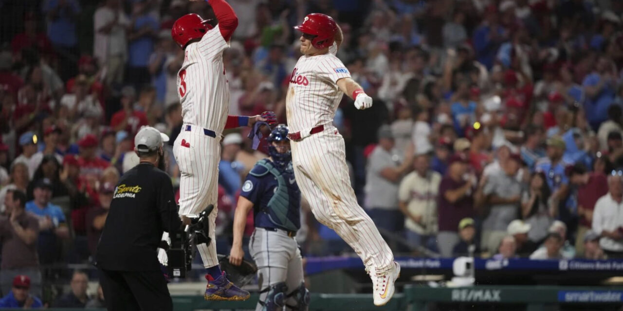 Jonrones de Realmuto, Schwarber y Stott guían a Filis a victoria 6-4 sobre Marineros