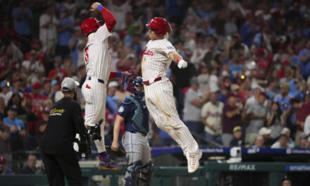 Jonrones de Realmuto, Schwarber y Stott guían a Filis a victoria 6-4 sobre Marineros