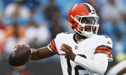 Shedeur Sanders de los Browns impresiona en su debut de pretemporada, lanza 2 pases de TD en la victoria sobre los Panthers