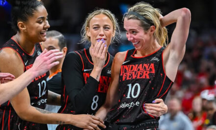 Mitchell anota 26 puntos y lidera a las Fever, plagadas de lesiones, a victoria sobre Chicago