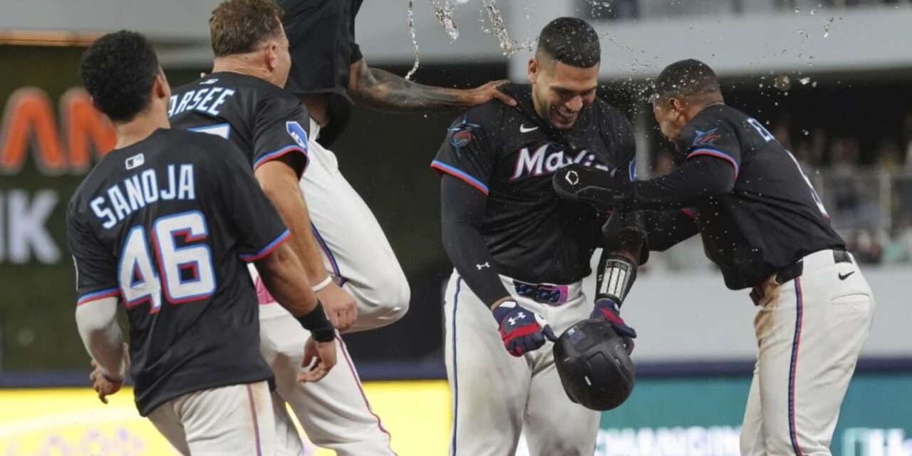 Edwards y Ramírez ayudan a los Marlins a remontar y vencer a los Yankees 13-12