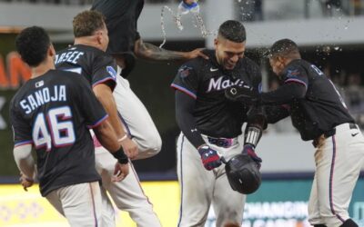 Edwards y Ramírez ayudan a los Marlins a remontar y vencer a los Yankees 13-12
