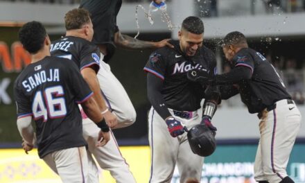 Edwards y Ramírez ayudan a los Marlins a remontar y vencer a los Yankees 13-12