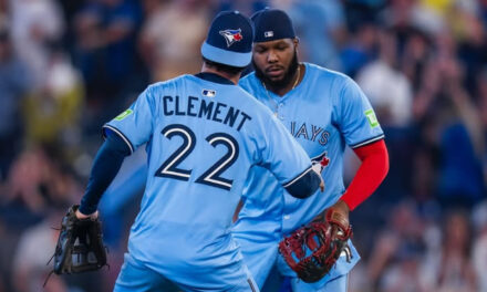 Guerrero Jr. conecta jonrón mientras Scherzer y Azulejos vencen 2-1 a Cubs