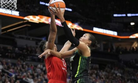 Collier anota 32 puntos tras 7 juegos de ausencia, Lynx vence a Fever por 97-84