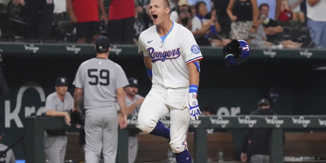 Jung conecta jonrón decisivo tras hit de Pederson y Rangers vencen 8-5 a Yankees