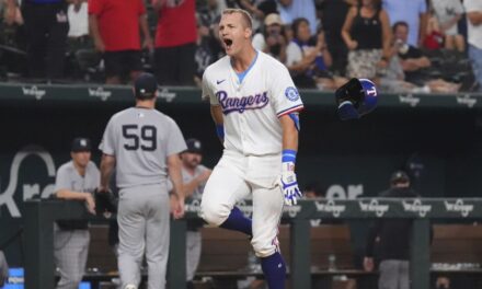 Jung conecta jonrón decisivo tras hit de Pederson y Rangers vencen 8-5 a Yankees