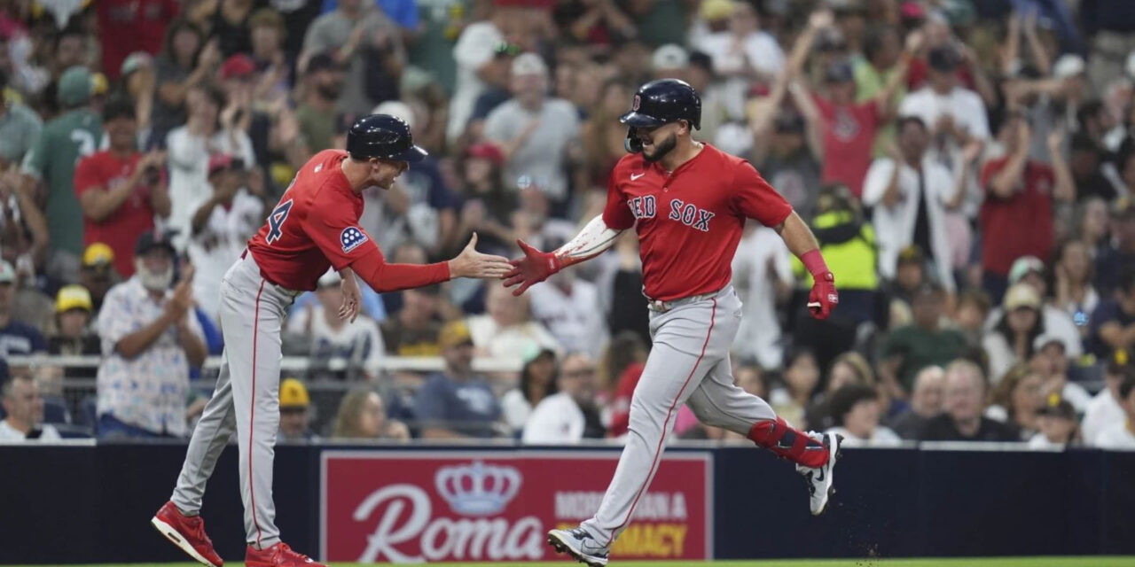 Abreu pega jonrón ante Pivetta para ayudar a los Red Sox a vencer a los Padres, 10-2
