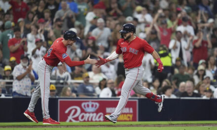 Abreu pega jonrón ante Pivetta para ayudar a los Red Sox a vencer a los Padres, 10-2