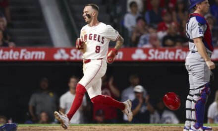 Zach Neto pega 2 jonrones en victoria 7-4 sobre los Dodgers