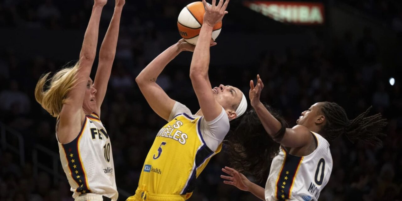 Aliyah Boston hace un robo clave al final para ayudar al Fever a vencer a Sparks 76-75 y avanzar al sexto lugar