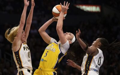 Aliyah Boston hace un robo clave al final para ayudar al Fever a vencer a Sparks 76-75 y avanzar al sexto lugar