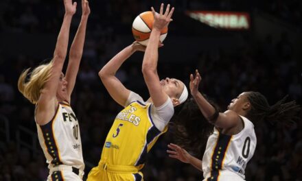 Aliyah Boston hace un robo clave al final para ayudar al Fever a vencer a Sparks 76-75 y avanzar al sexto lugar