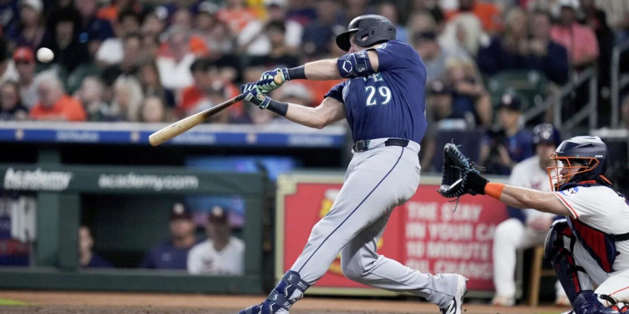 El jonrón récord de Cal Raleigh le da a los Marineros una victoria de 6-4 sobre los Astros.