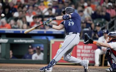 El jonrón récord de Cal Raleigh le da a los Marineros una victoria de 6-4 sobre los Astros.