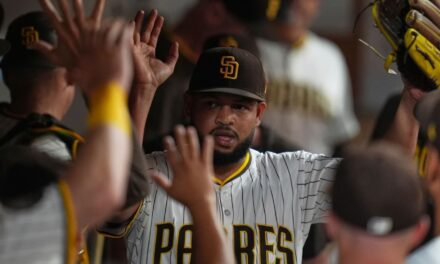 El grand slam de O’Hearn y las 7 entradas de Vásquez ayudan a los Padres a vencer a los Brewers 7-0