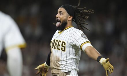 El elevado de sacrificio de Fernando Tatis Jr. en la décima entrada le da a los Padres una victoria de 4-3 sobre los Rojos