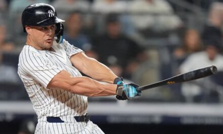 Stanton y Rodón guían a Yankees a triunfo para seguir compartiendo la punta divisional