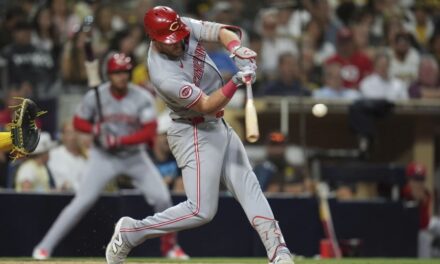 Stephenson conecta jonrón de 2 carreras en la 9ª y da triunfo a Rojos, 4-3 sobre Padres