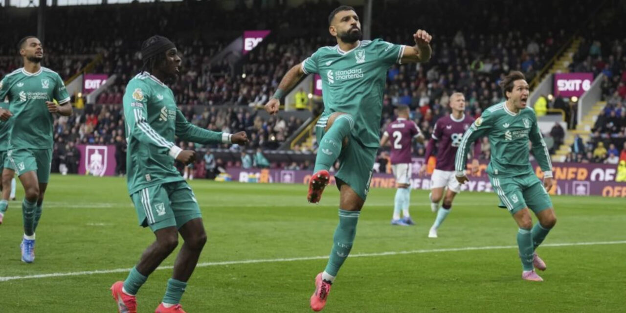 Salah anota penal tardío y preserva el inicio perfecto del Liverpool