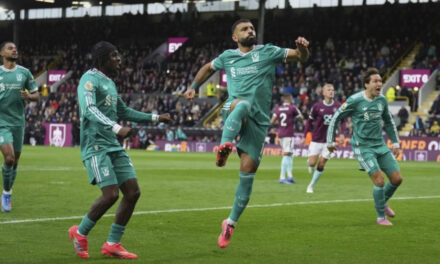 Salah anota penal tardío y preserva el inicio perfecto del Liverpool