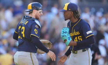 Chourio y Mears ayudan a Brewers a vencer 3-1 a Padres y a evitar barrida en 3 juegos