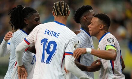 Mbappé anota y Francia vence 2-0 a Ucrania al iniciar su eliminatoria mundialista
