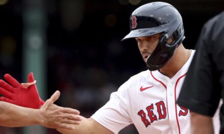 Narváez logra su primer hit como emergente y Story batea inusual jonrón en triunfo de Medias Rojas