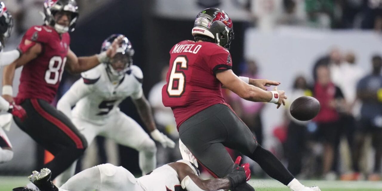 Baker Mayfield y Rachaad White impulsan a los Bucs a una victoria de 20-19 sobre los Texans