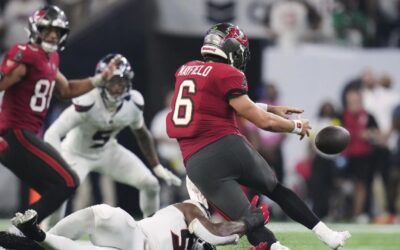 Baker Mayfield y Rachaad White impulsan a los Bucs a una victoria de 20-19 sobre los Texans