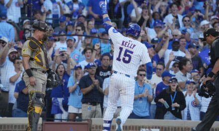 Suzuki y Kelly suenan jonrones y Cubs ganan su primer duelo de playoffs en 8 años