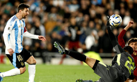 Messi se despide de Argentina con doblete en goleada sobre Venezuela