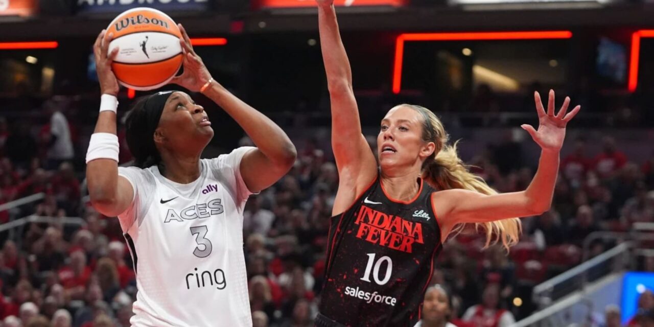 Jackie Young y NaLyssa Smith lideran a las Aces ante Fever 84-72 para una ventaja de 2-1 en la serie de semifinales de la WNBA