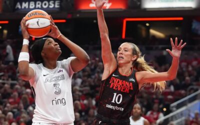 Jackie Young y NaLyssa Smith lideran a las Aces ante Fever 84-72 para una ventaja de 2-1 en la serie de semifinales de la WNBA